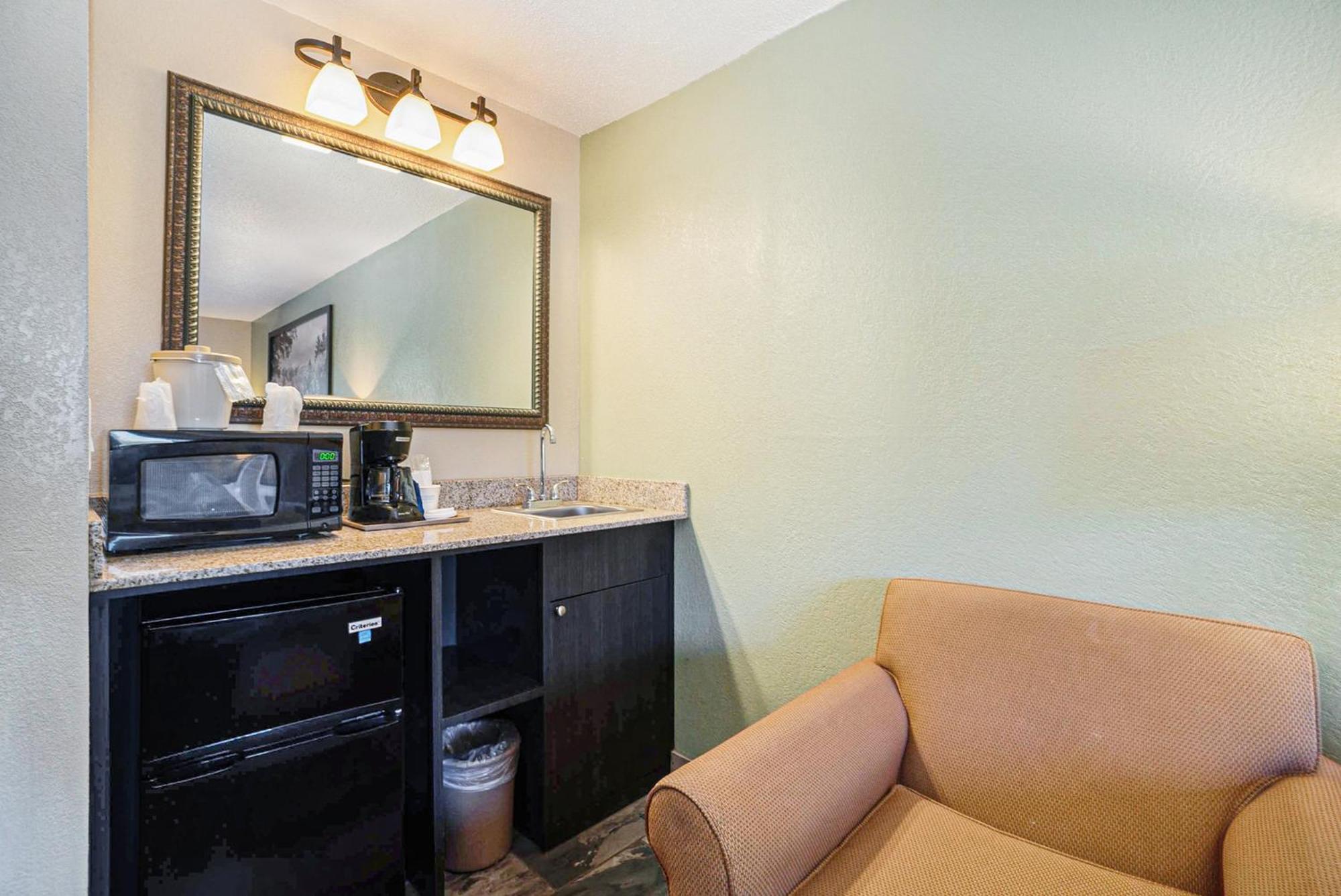 Super 8 By Wyndham Mt. Pleasant Hotell Mount Pleasant Exteriör bild